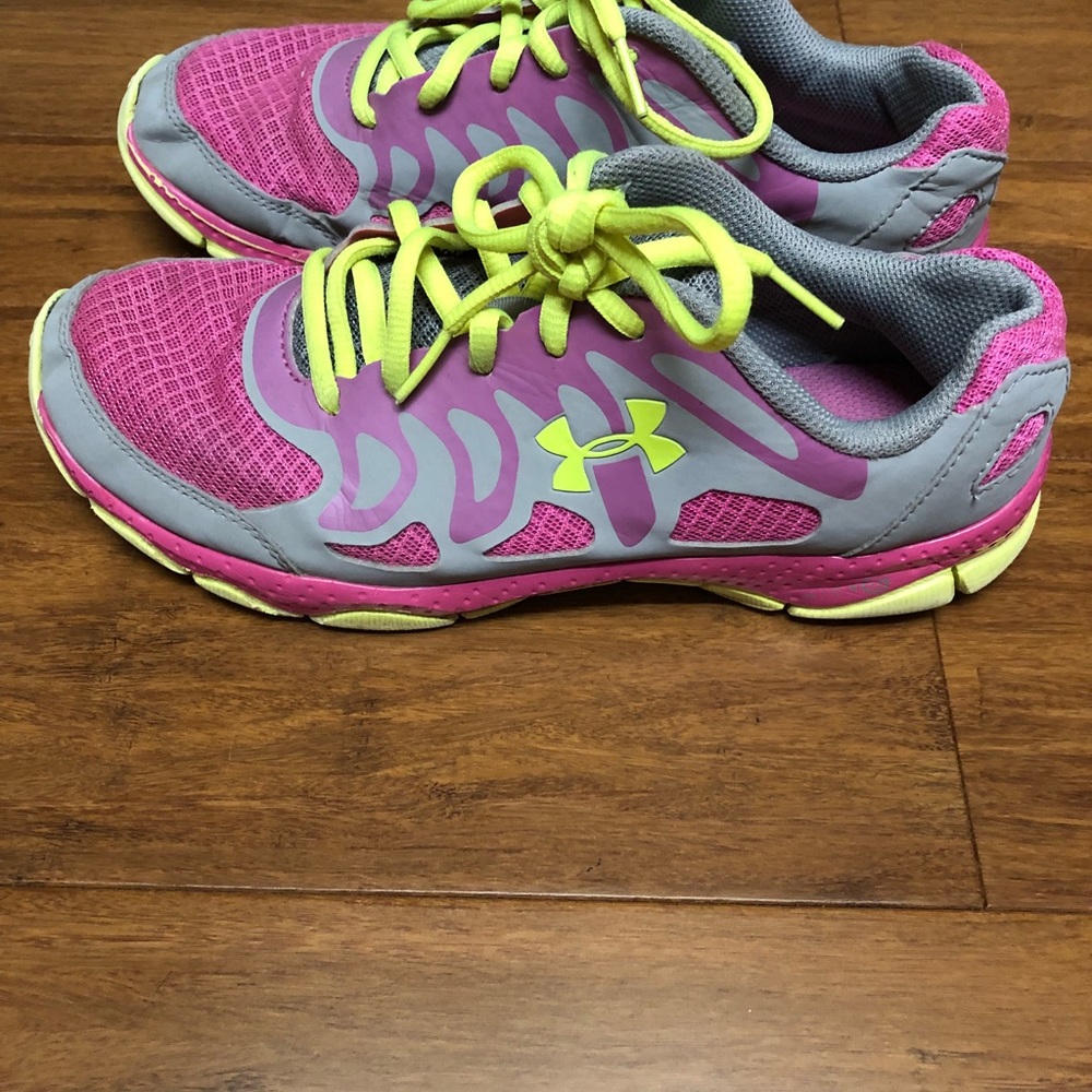 Size 6 youth/women 7 under armour sneakers